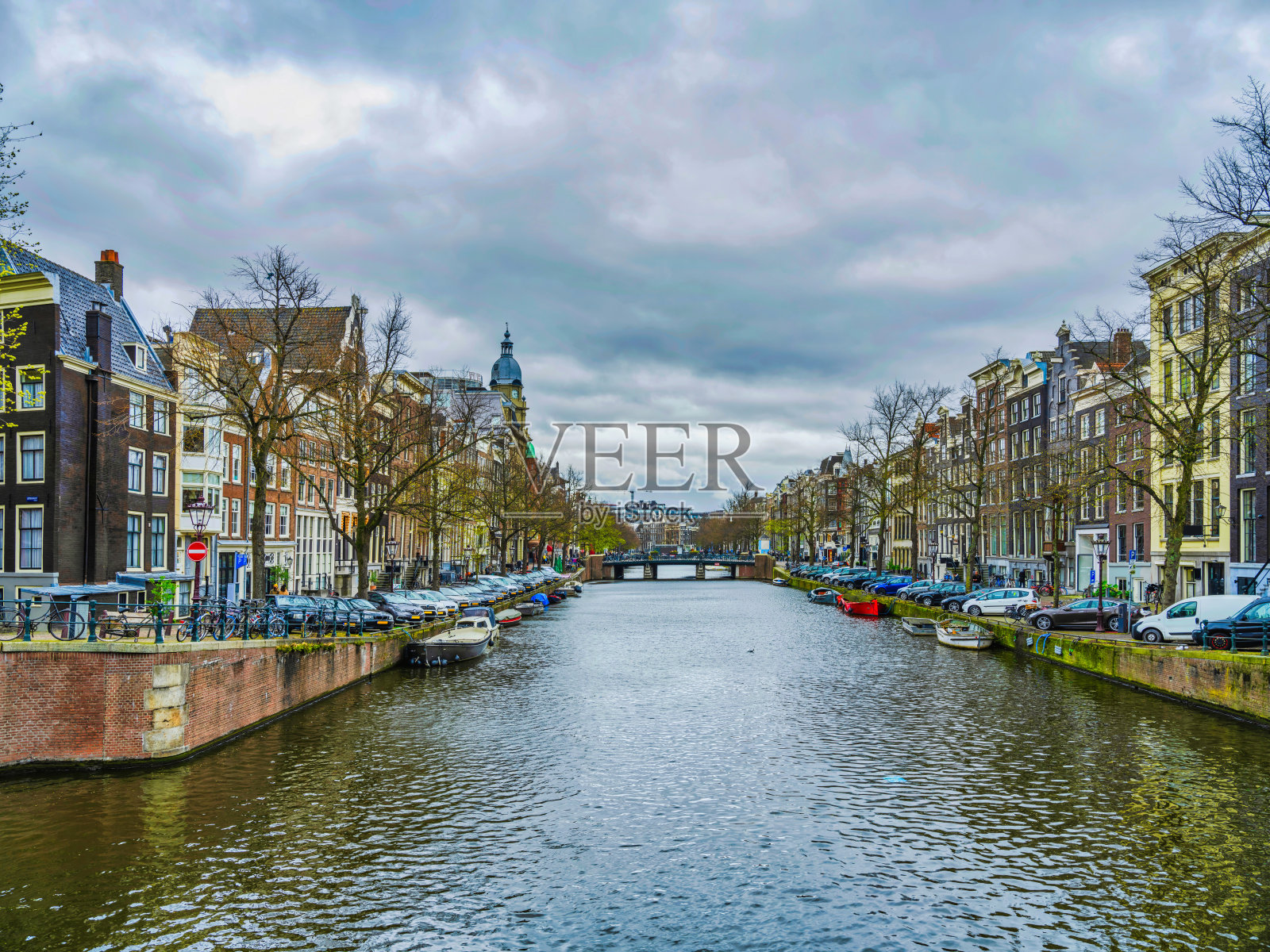 荷兰阿姆斯特丹阴天的荷兰建筑和运河照片摄影图片