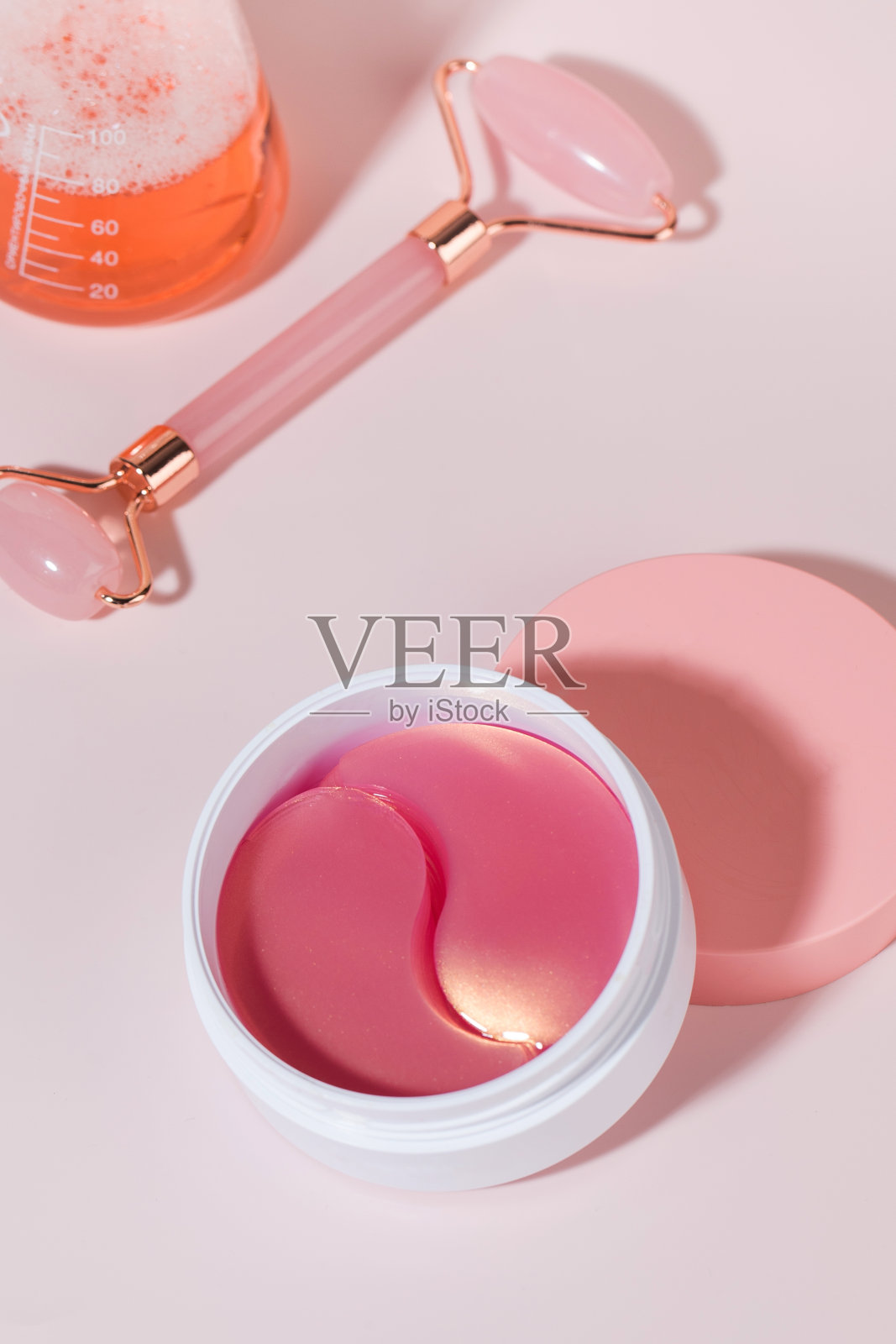 水凝胶粉斑，石英辊和实验室烧瓶。抗衰老面部皮肤护理。照片摄影图片