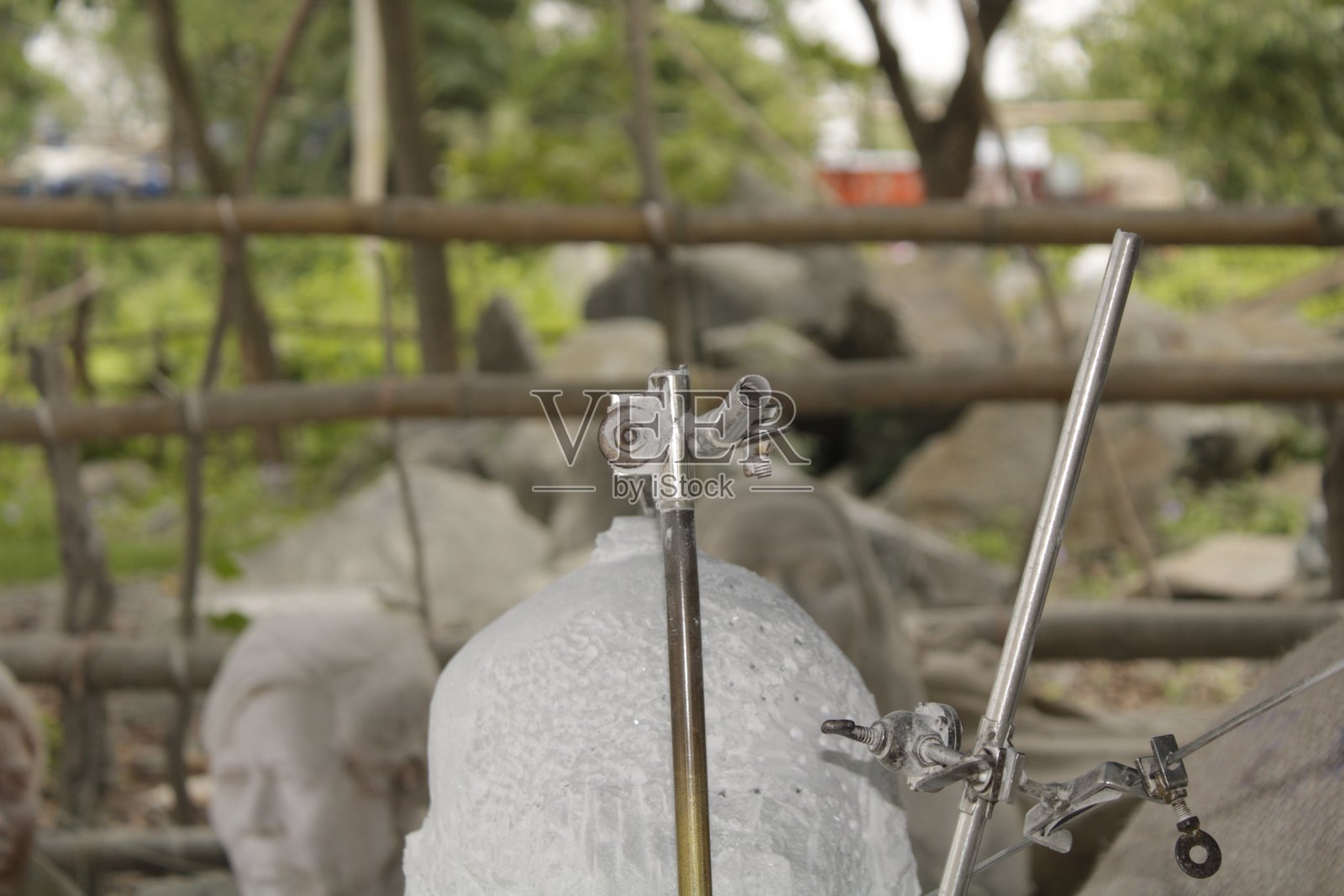 传统指南针近景，用于石刻时在石头上做标记。照片摄影图片