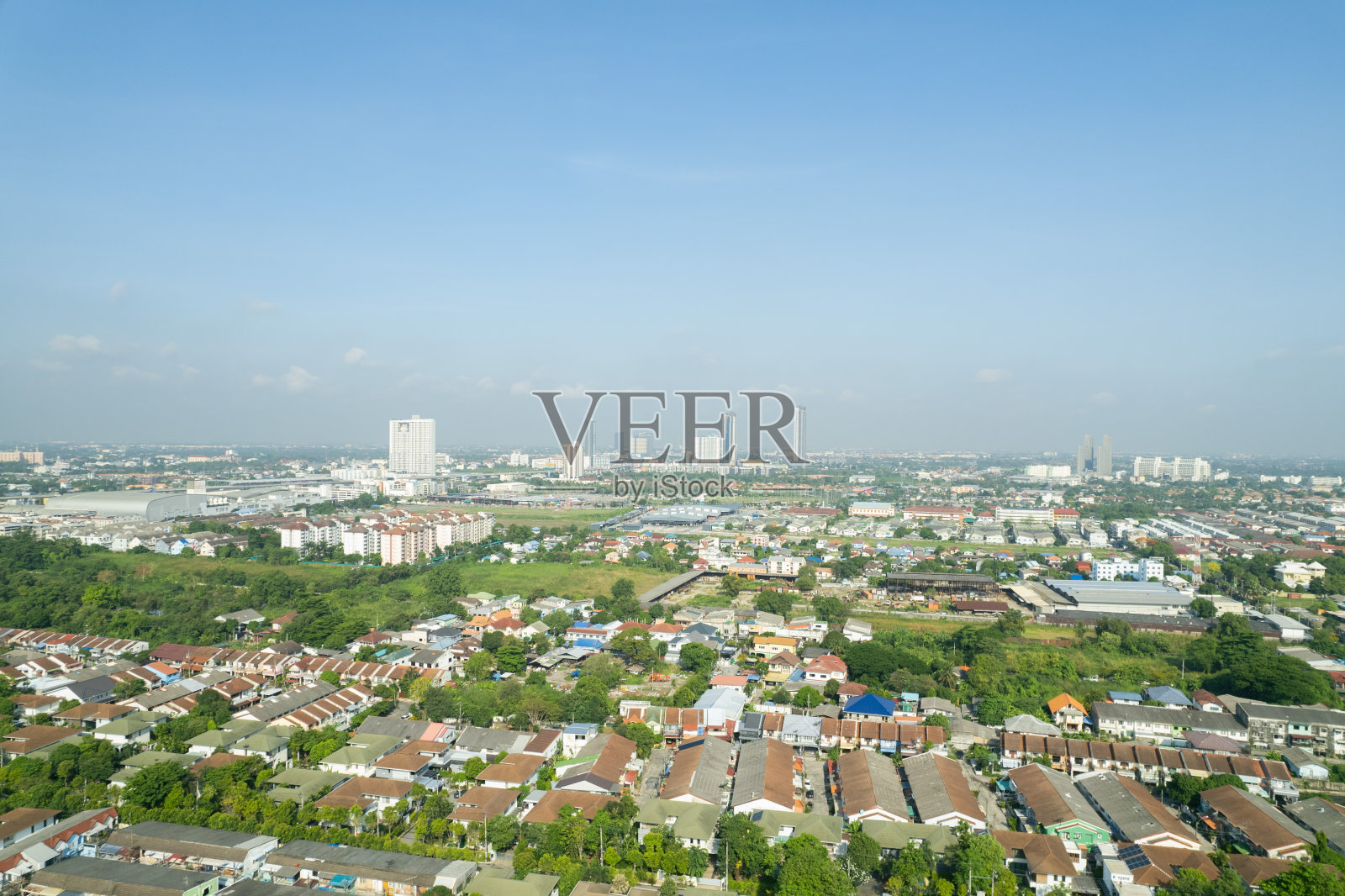 无人机拍摄的一辆车的屋顶鸟瞰图，道路的俯视图照片摄影图片