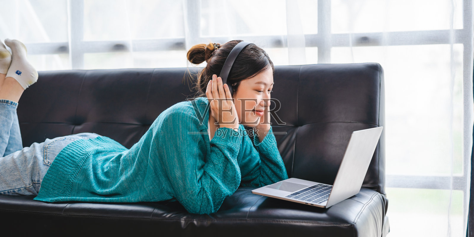 迷人的亚洲女人使用笔记本电脑在家里。在家办公，视频会议，在线会议视频通话，虚拟会议，远程学习。照片摄影图片