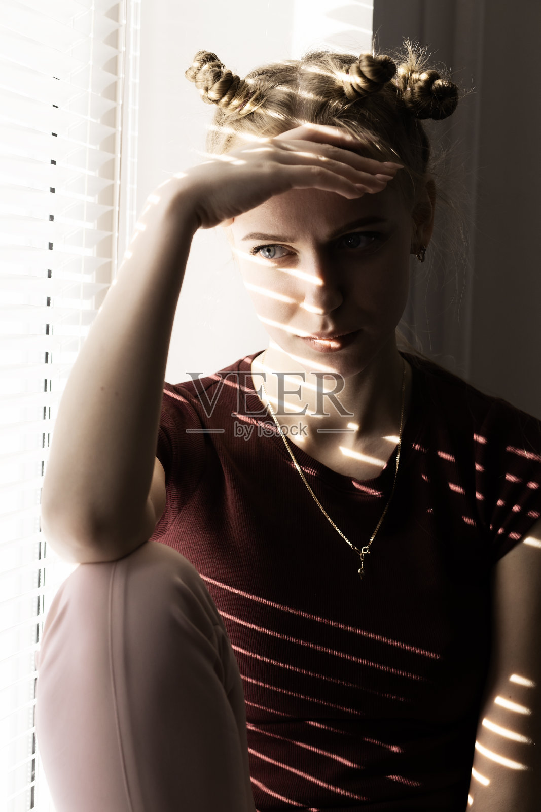 女人在阳光下照片摄影图片