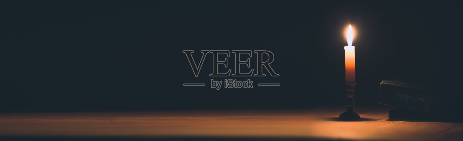 横幅形象的蜡烛与圣经在一棵老橡树照片摄影图片