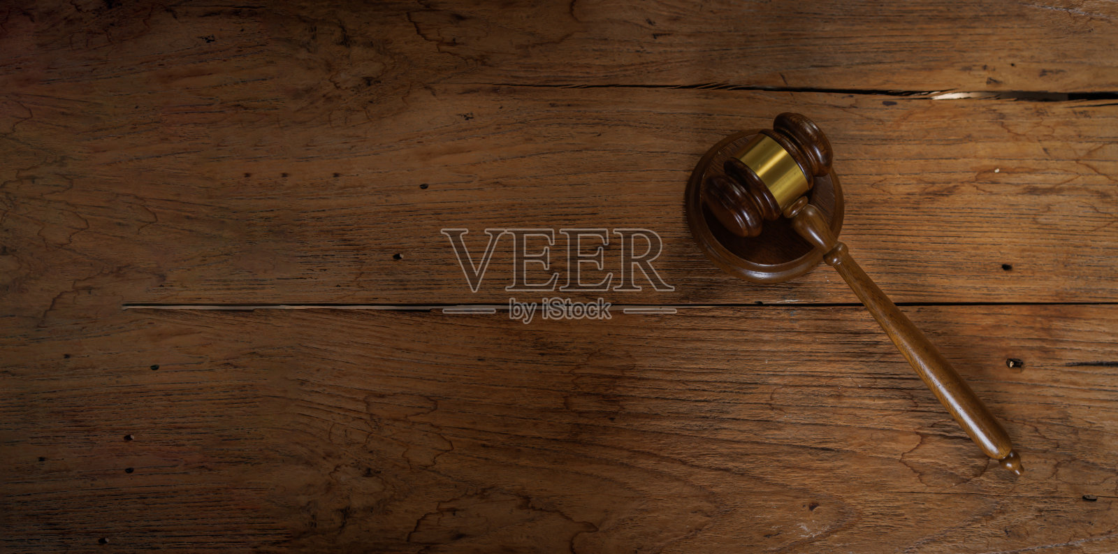 法官木槌与法律书的木桌，正义与法律的概念照片摄影图片