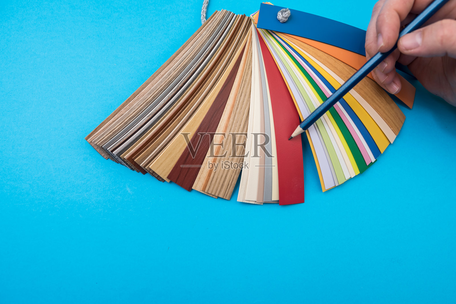 男人选择颜色车轮调色板孤立的橙色照片摄影图片