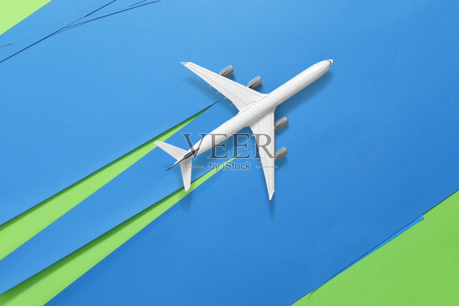 蓝色背景的客机照片摄影图片