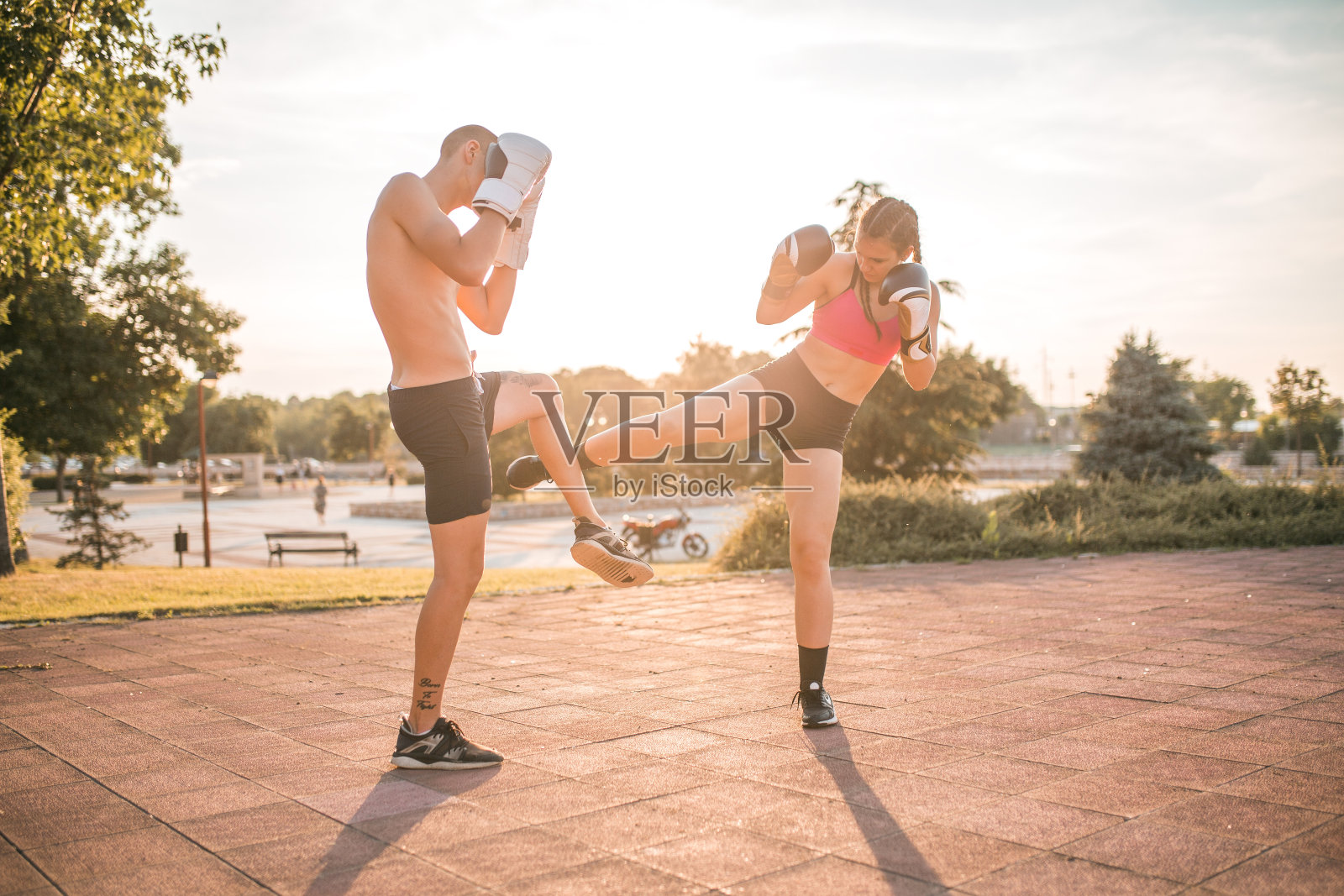 一对年轻夫妇在公园里练习拳击照片摄影图片