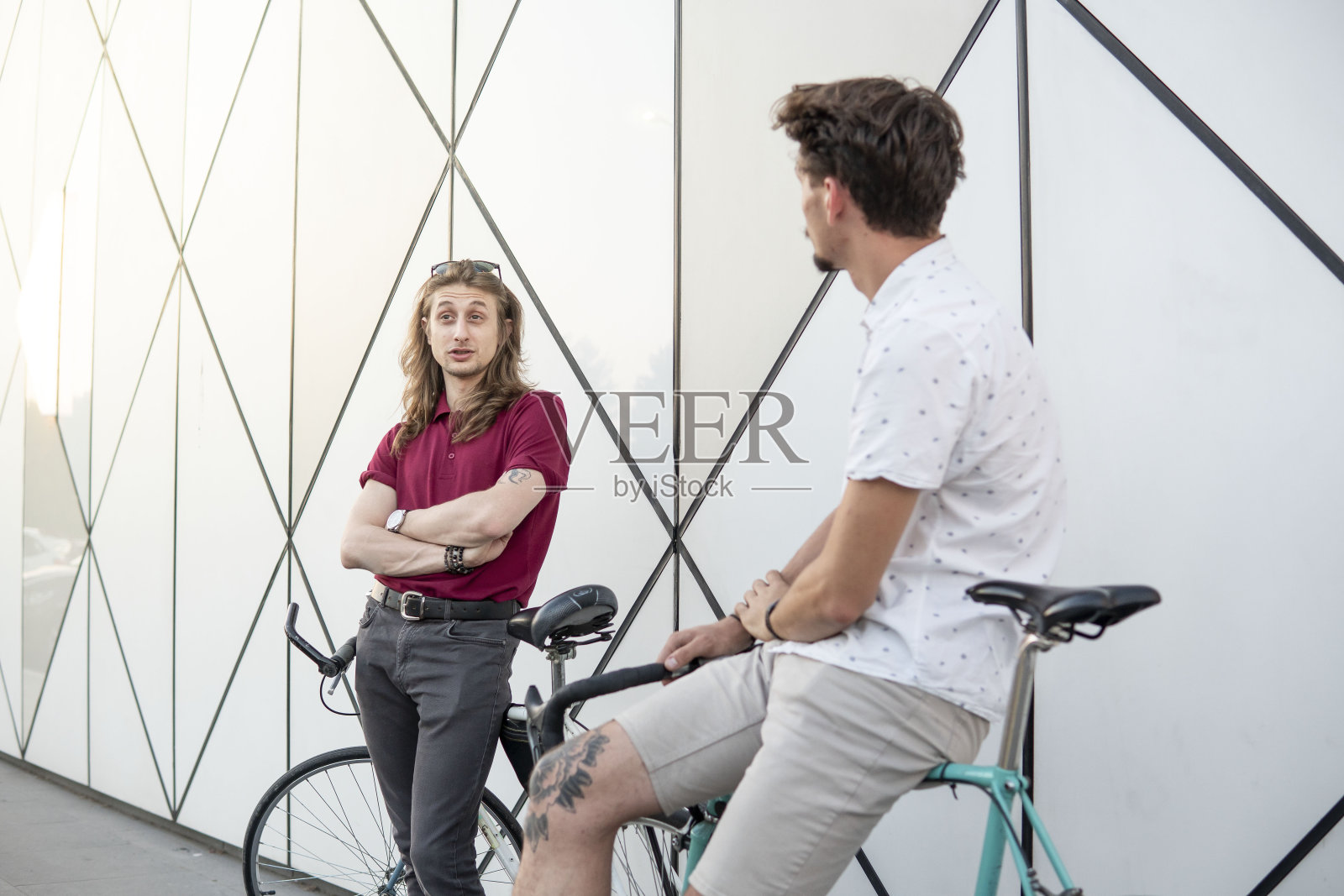 他们边说边靠在自行车上。长头发,胡子。嬉皮文化。照片摄影图片