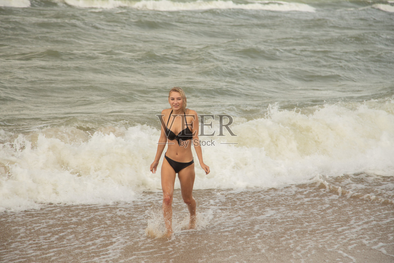 女孩在海上照片摄影图片