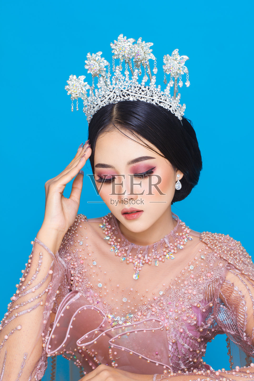 亚洲女人在美丽的化妆肖像。照片摄影图片