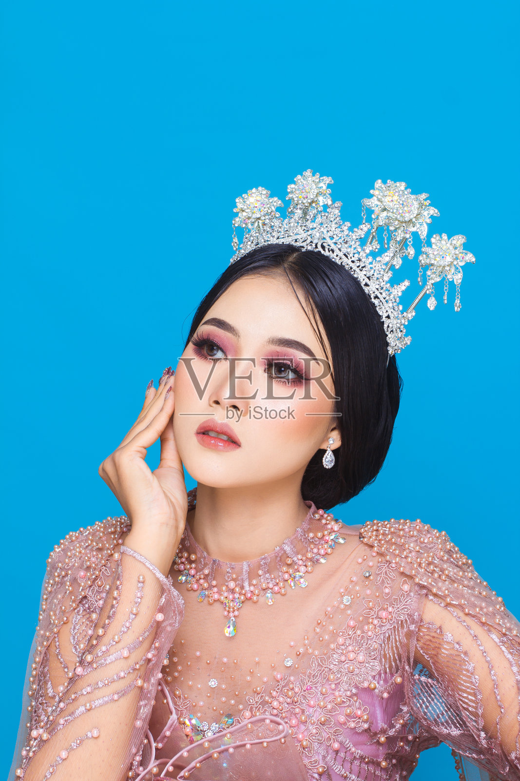 亚洲女人在美丽的化妆肖像。照片摄影图片