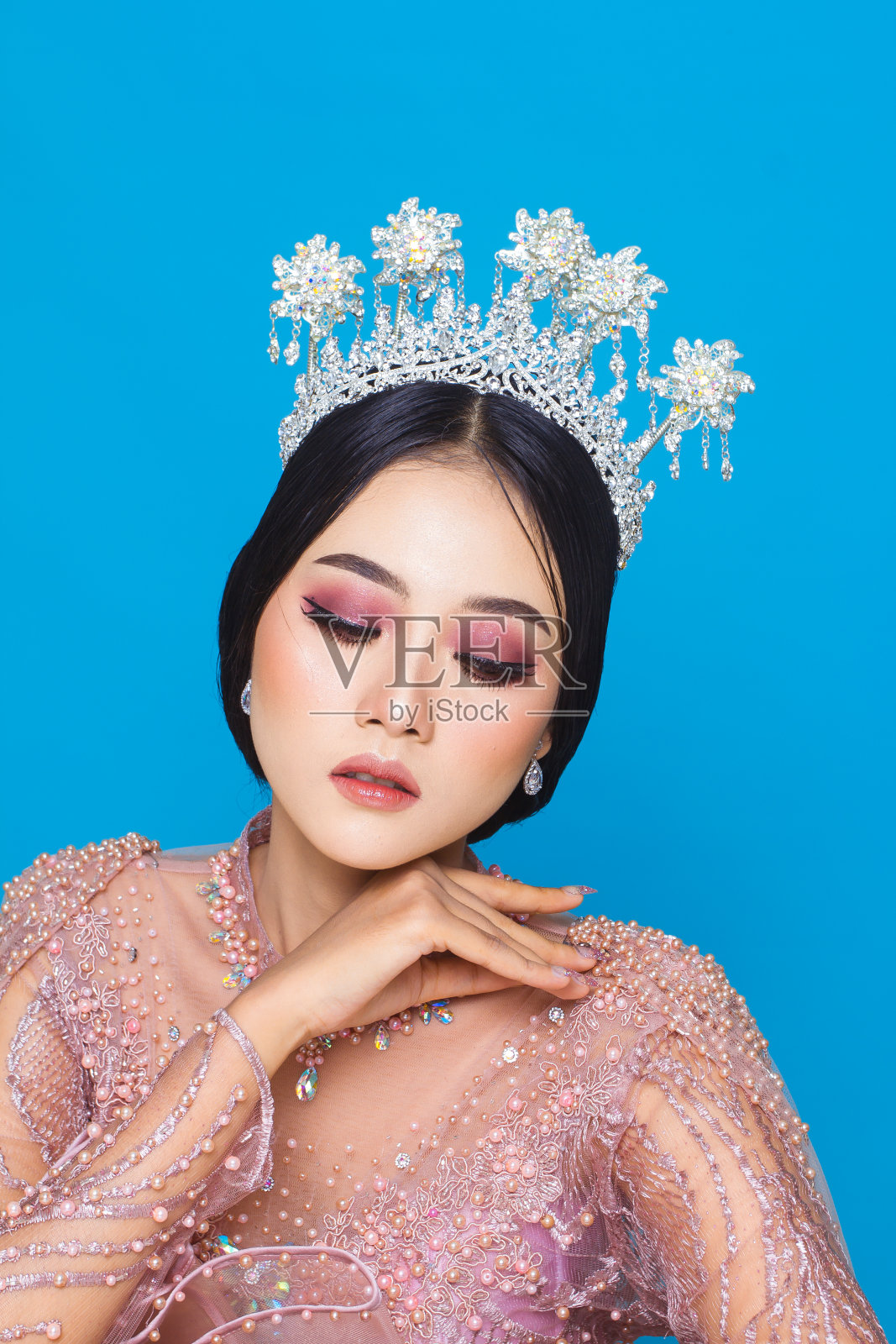 亚洲女人在美丽的化妆肖像。照片摄影图片