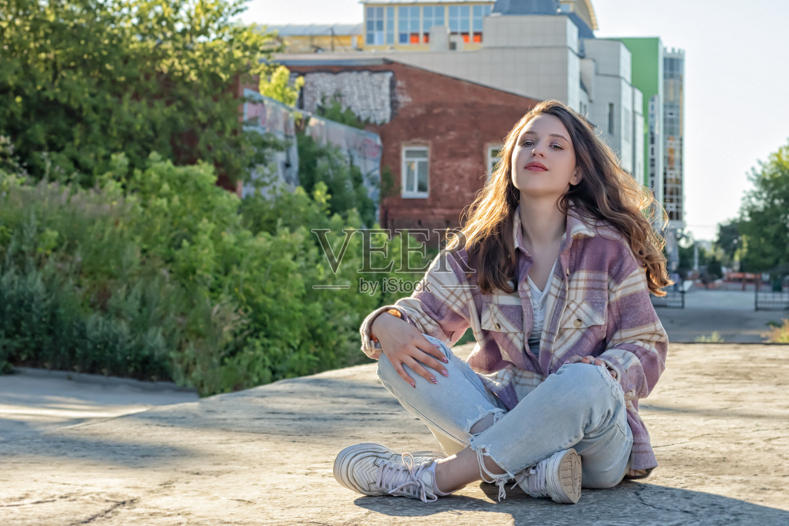 微笑的美丽女人在城市的街道上。肖像。幸福和快乐照片摄影图片