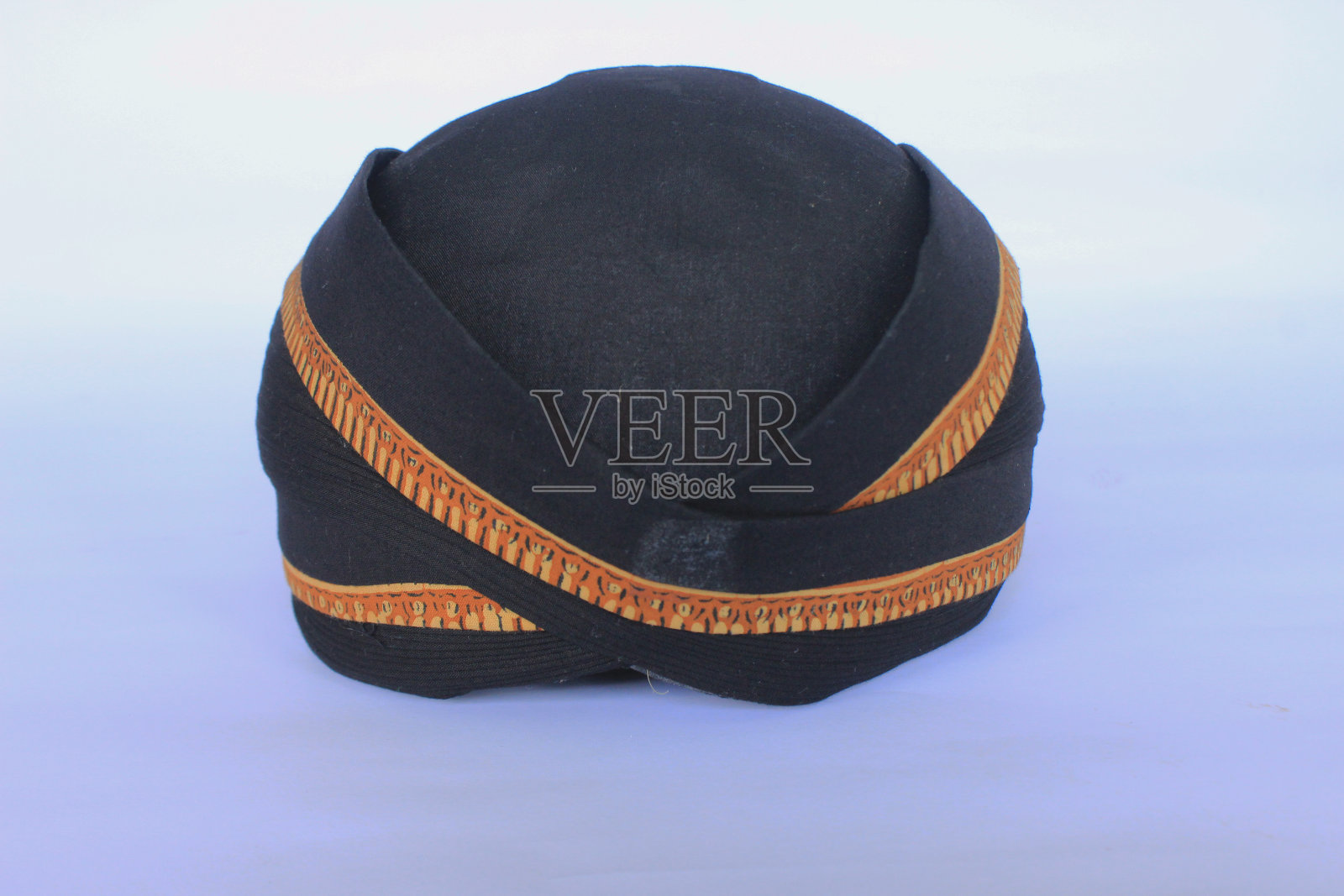 blangkon hitam或black blangkon是爪哇男子的传统帽子。孤立在白色背景上照片摄影图片