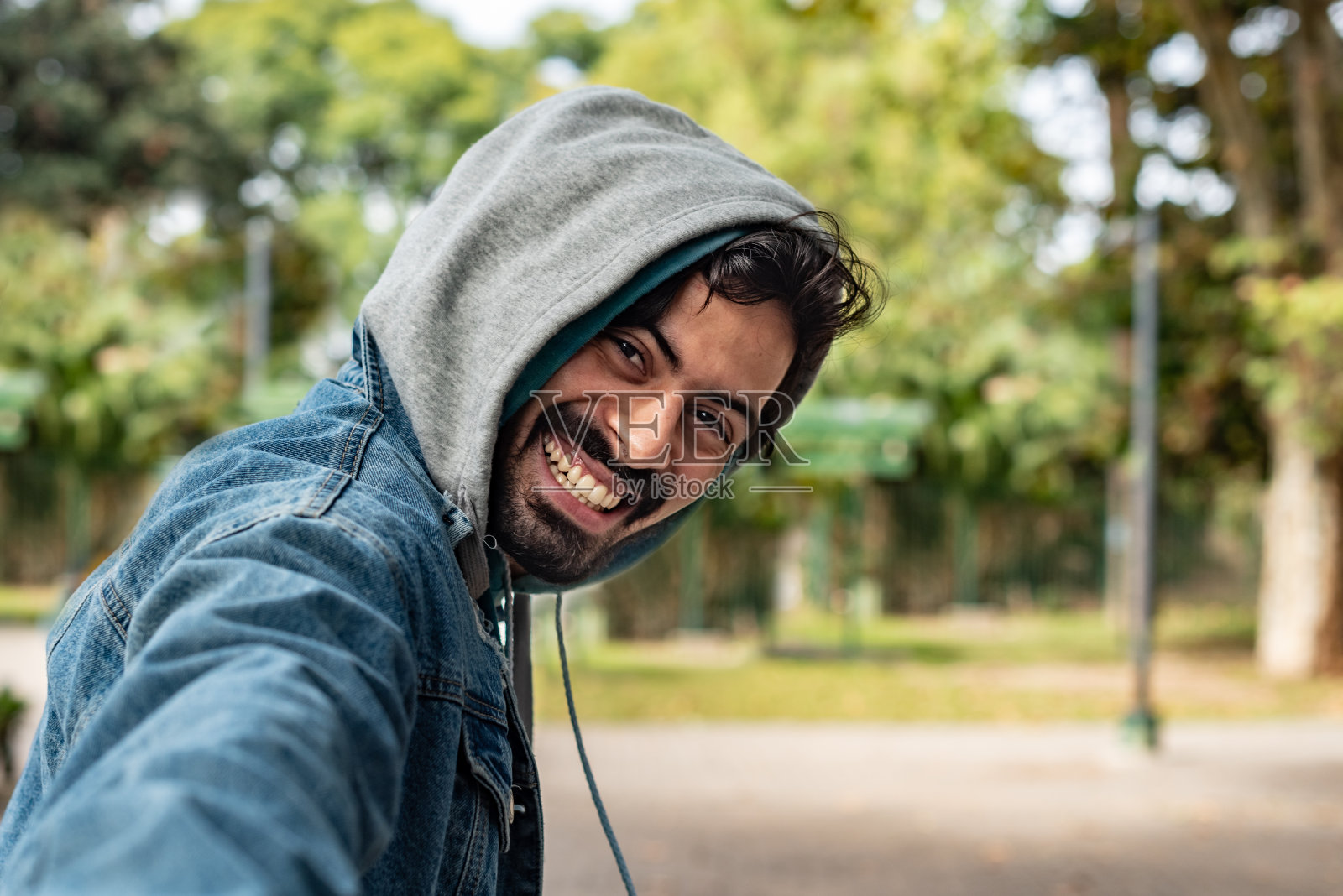 跟我来的概念。一个微笑着的年轻人牵着他女朋友的手在户外散步。男人领导女人。照片摄影图片