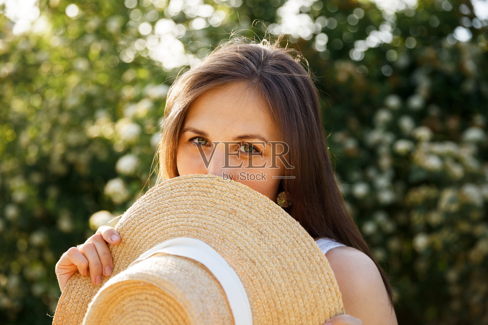 一个美丽女孩的夏日肖像。照片摄影图片