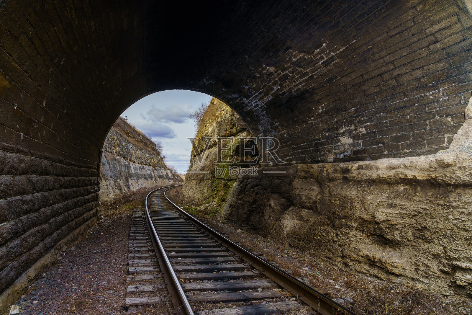 峡谷中的铁路隧道。带有复制空间的背景照片摄影图片