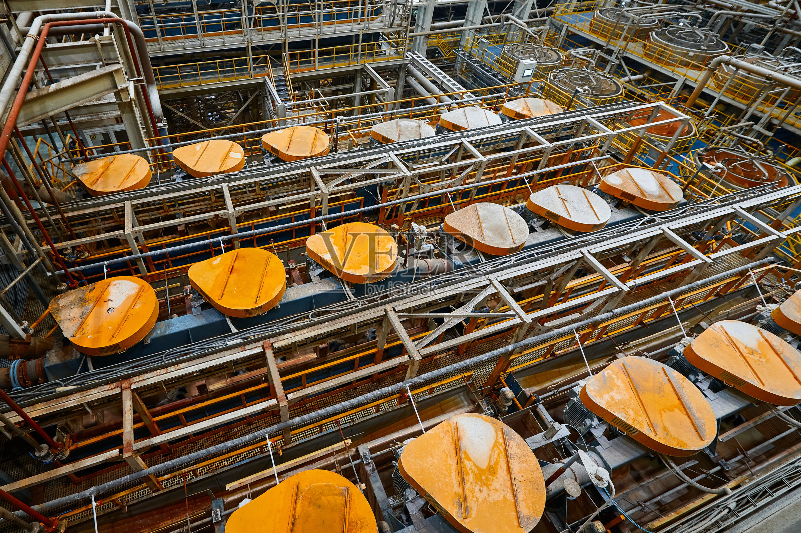 一套用于工厂分离矿石的浮选机照片摄影图片