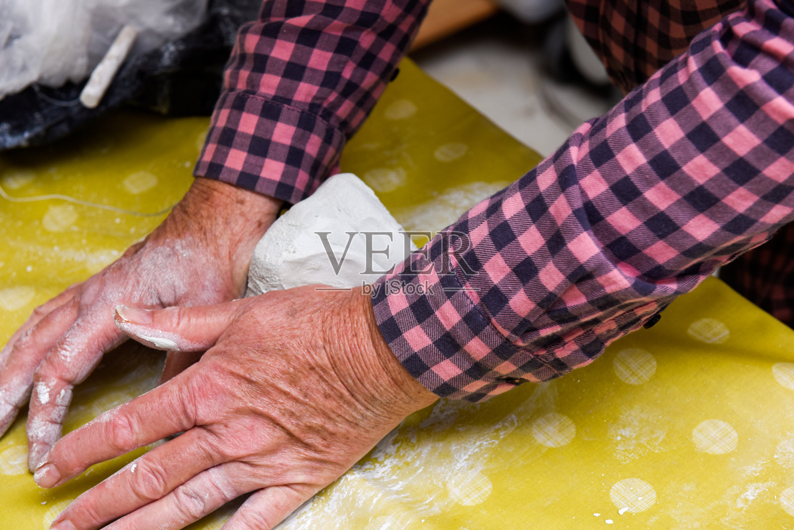 女性手制作陶瓷艺术和陶器在工作坊班为成熟的人照片摄影图片