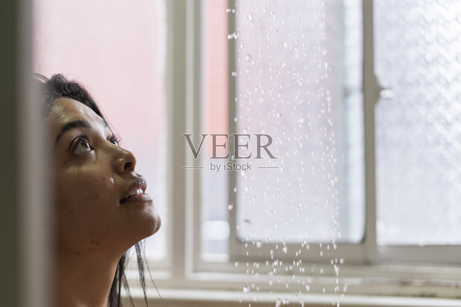 这位拉丁妇女正在自家的浴室里享受美味的沐浴照片摄影图片