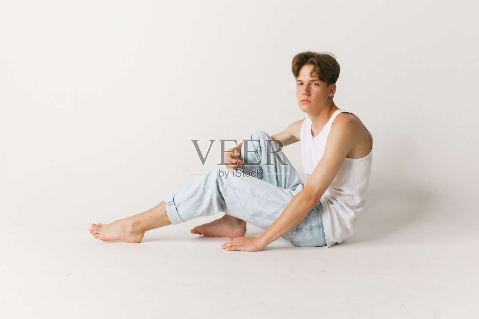 英俊男子的肖像孤立在白色背景的工作室。时尚、青春、情感、表情、广告的概念照片摄影图片