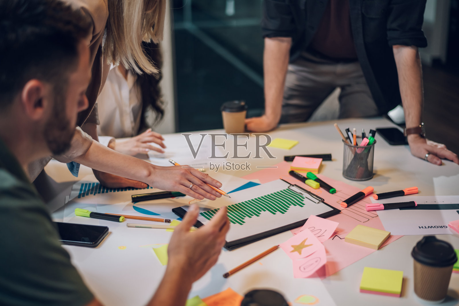 一群商务人士在办公室开会照片摄影图片