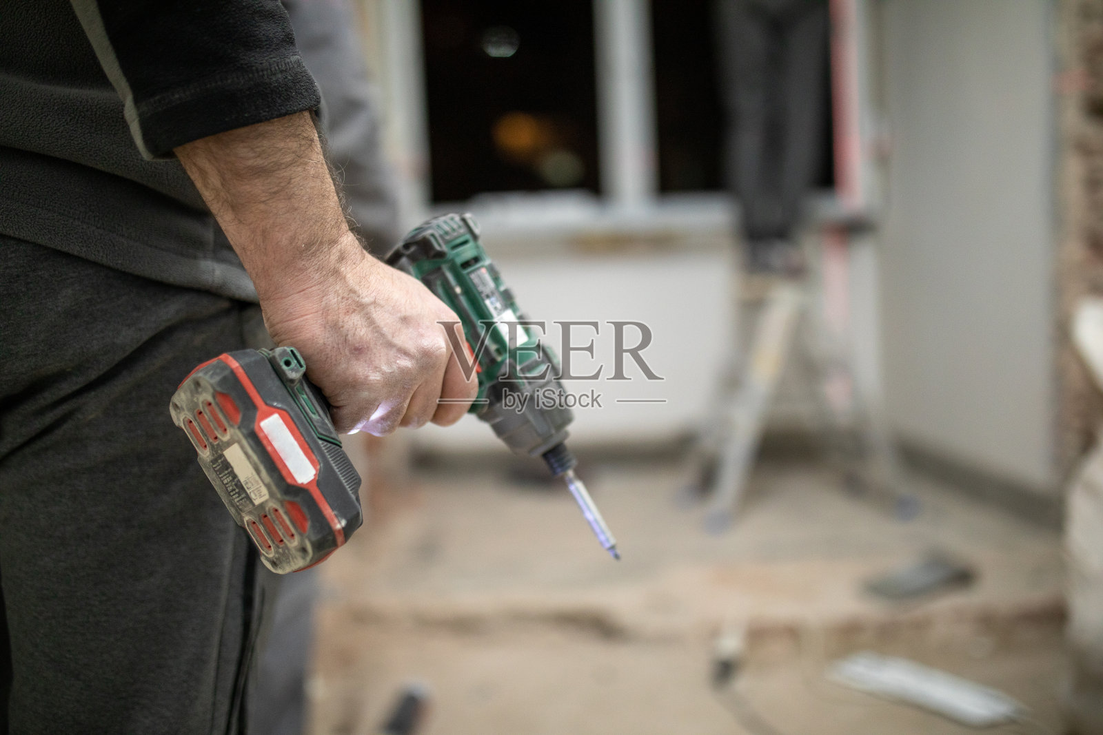 工地上一名陌生男子手持电钻照片摄影图片