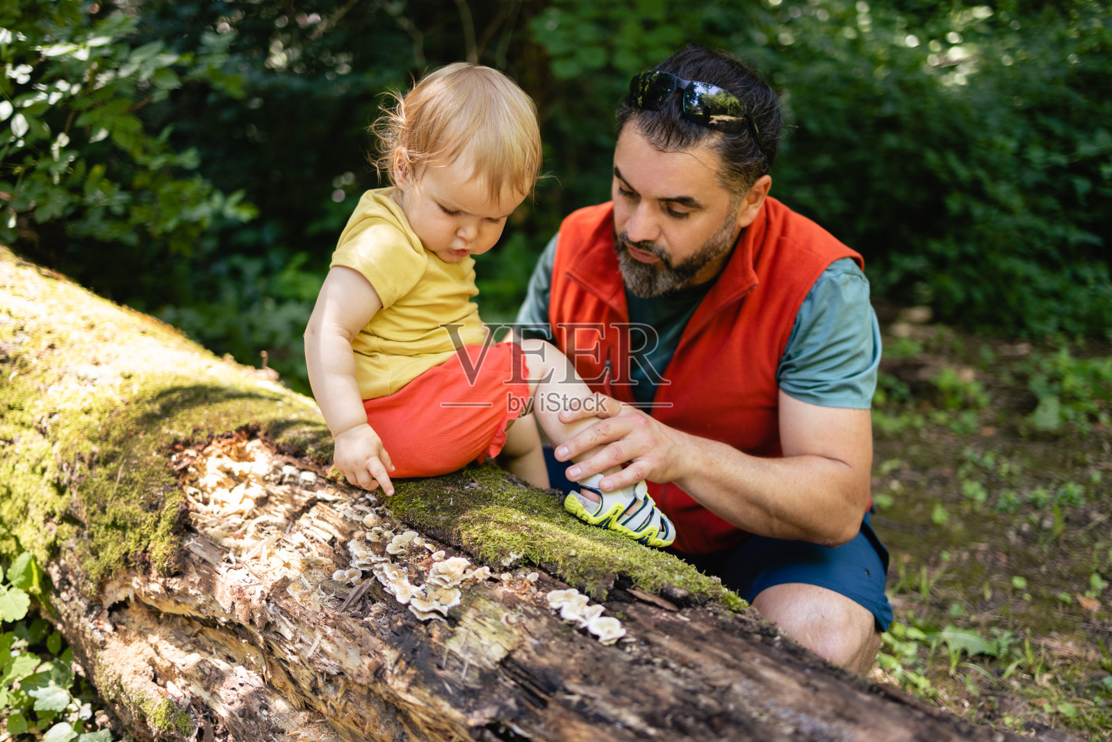 父亲和他的女儿在户外探险照片摄影图片