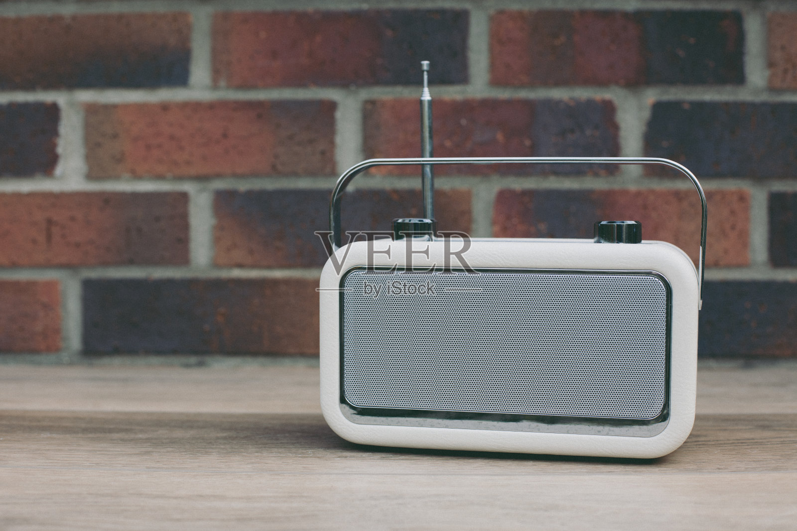 一个带有拷贝空间的老式收音机概念照片摄影图片