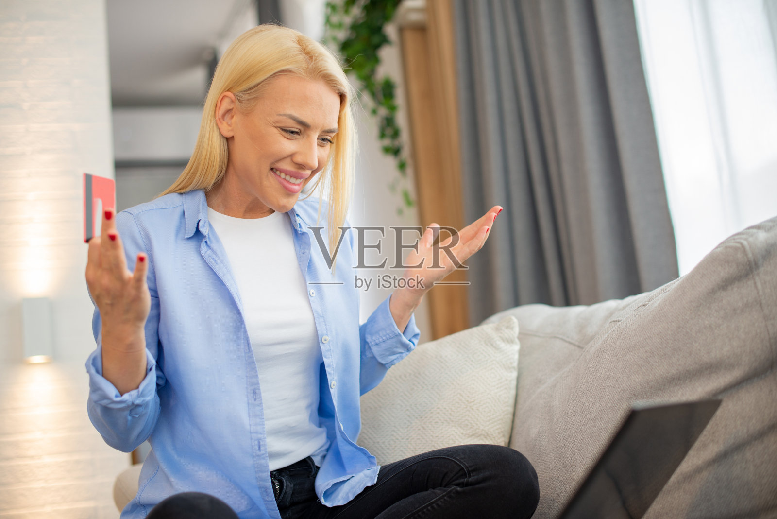 网上购物的快乐女人照片摄影图片