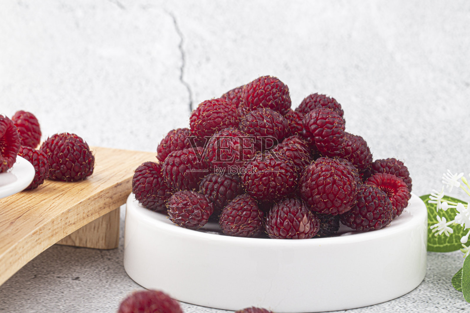 覆盆子，野生浆果孤立在白色背景照片摄影图片