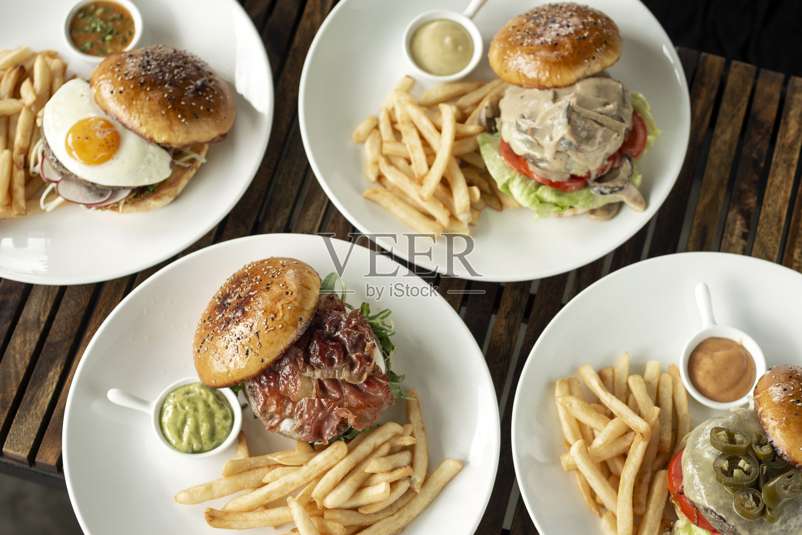 在餐厅的桌子上选择许多不同的汉堡照片摄影图片