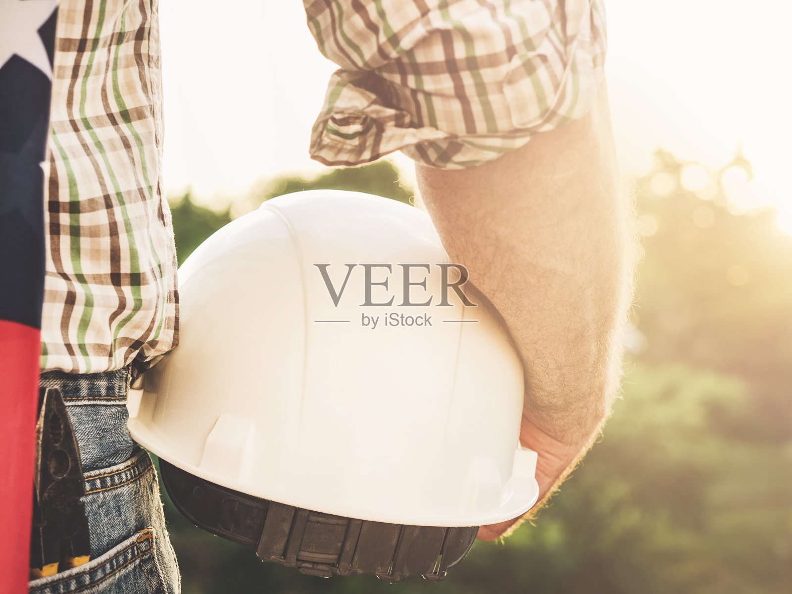 穿着工作服，举着美国国旗的帅哥照片摄影图片