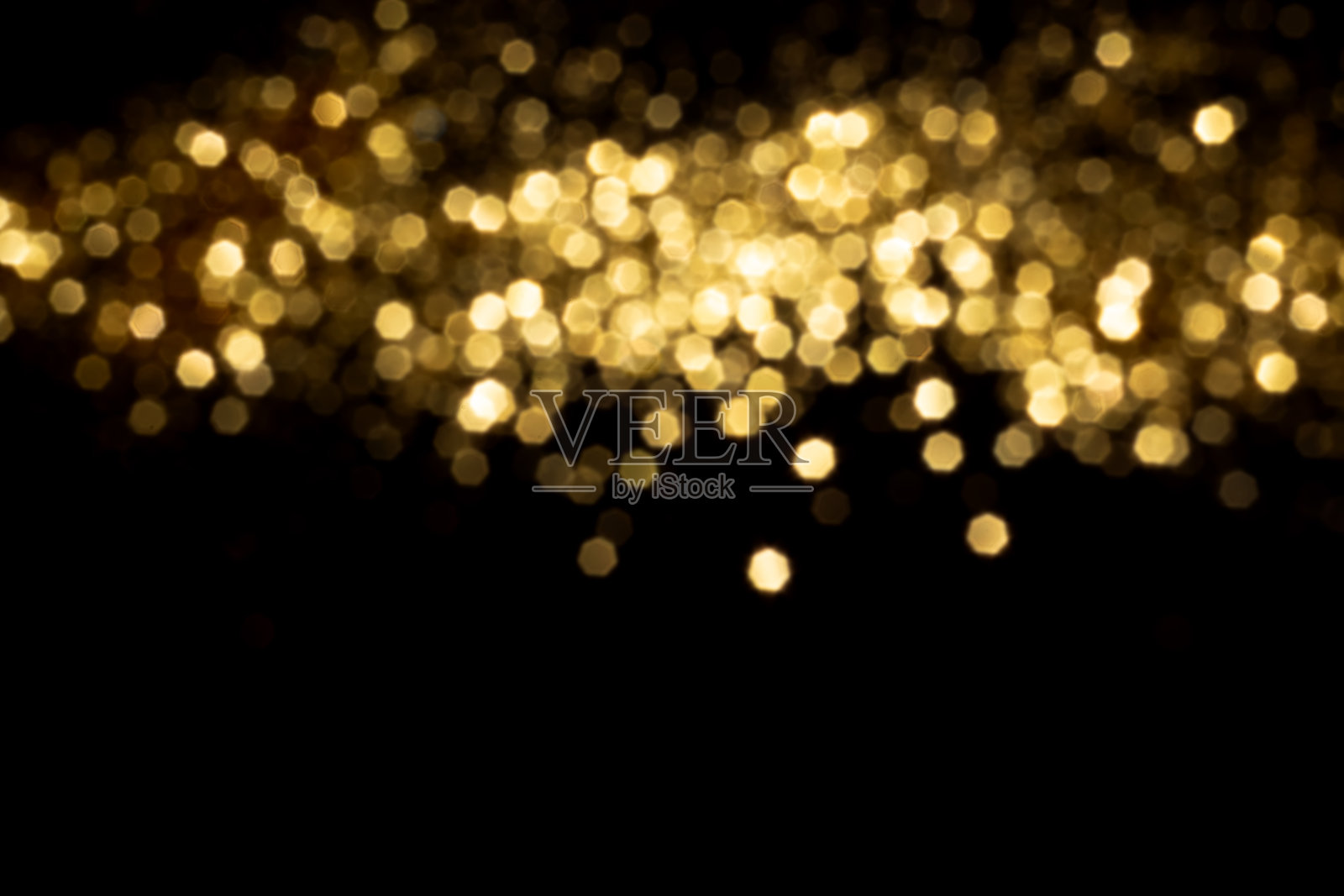 金色模糊散景灯在黑色背景照片摄影图片