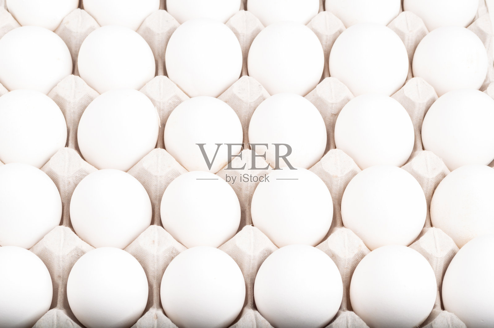 纸板箱里的鸡蛋。照片摄影图片