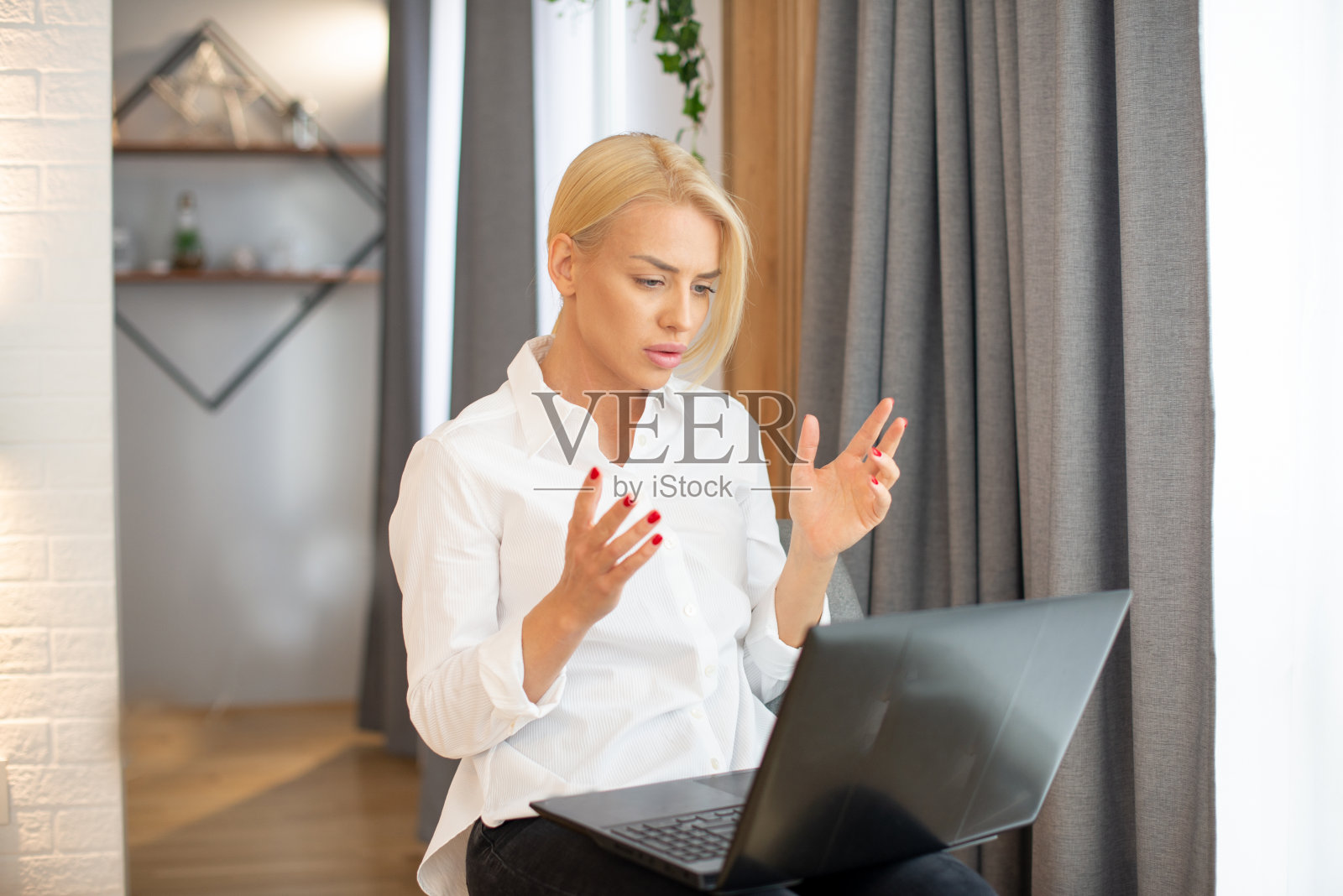 年轻女性在家工作照片摄影图片