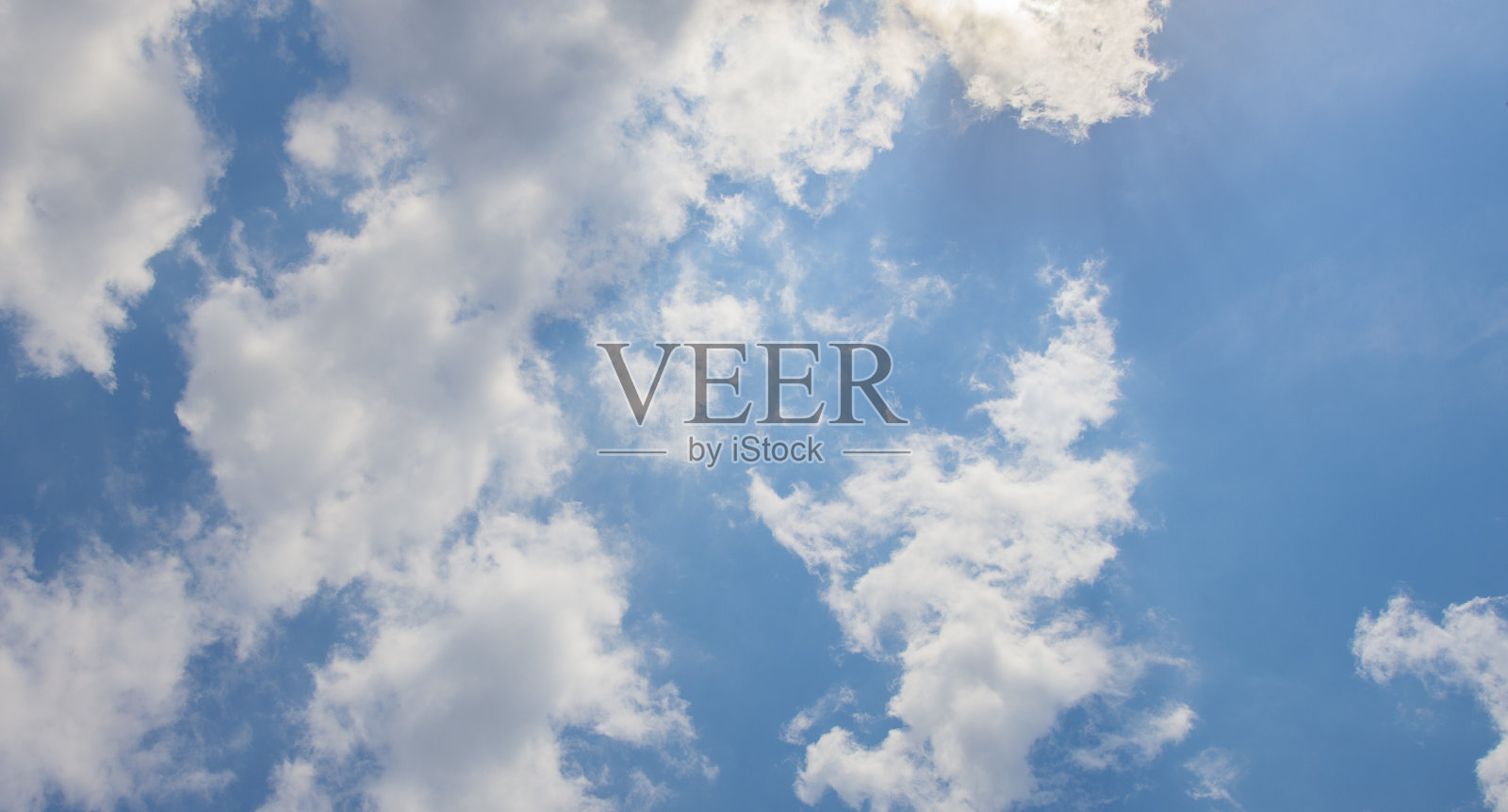 天空和云。蓝色的天空和白色和浅灰色的云彩的不同意想不到的形状和组合为背景卡横幅明信片墙纸照片摄影图片