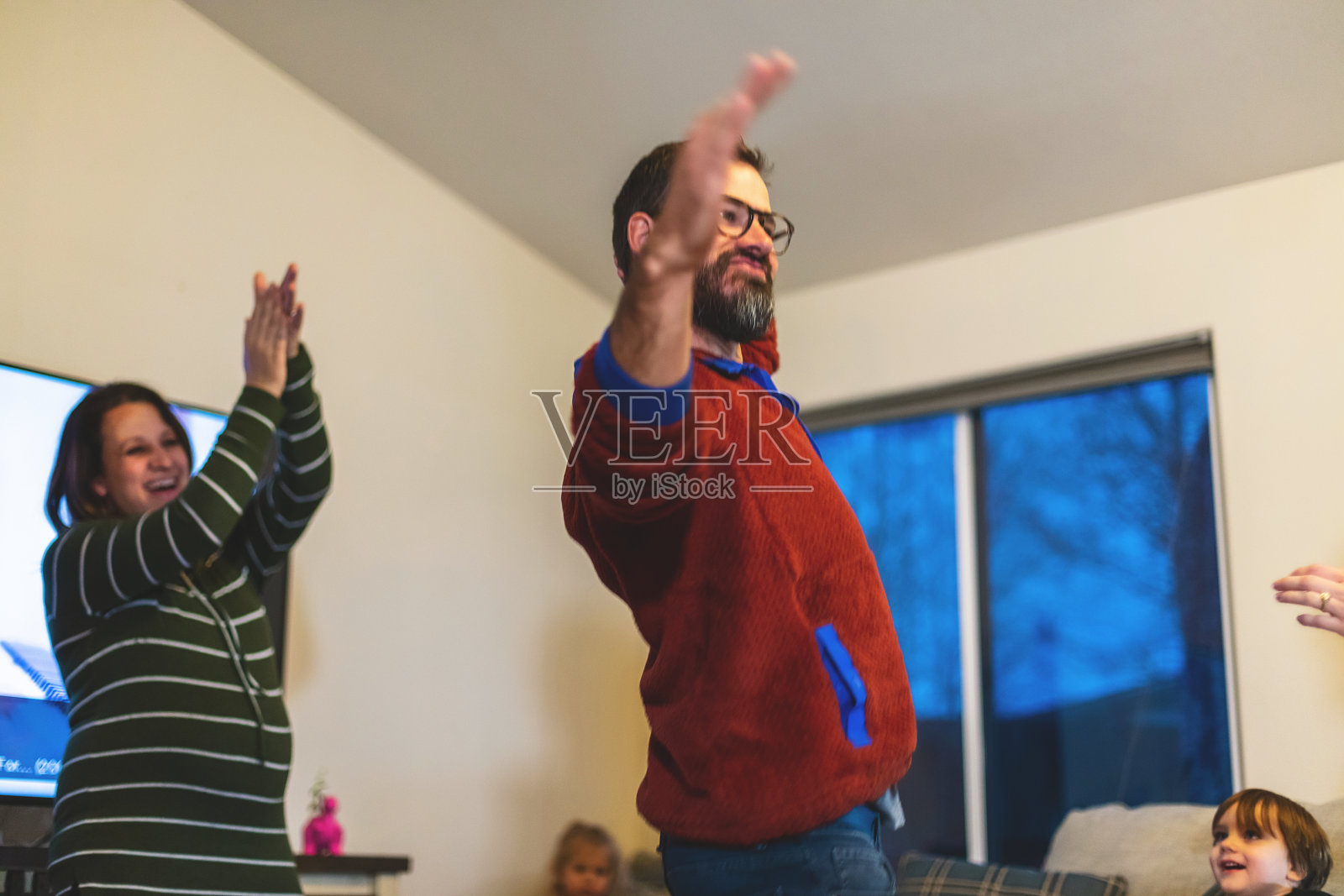 年轻的异性恋夫妇和孩子们一起跳舞和玩耍的父亲节照片系列照片摄影图片