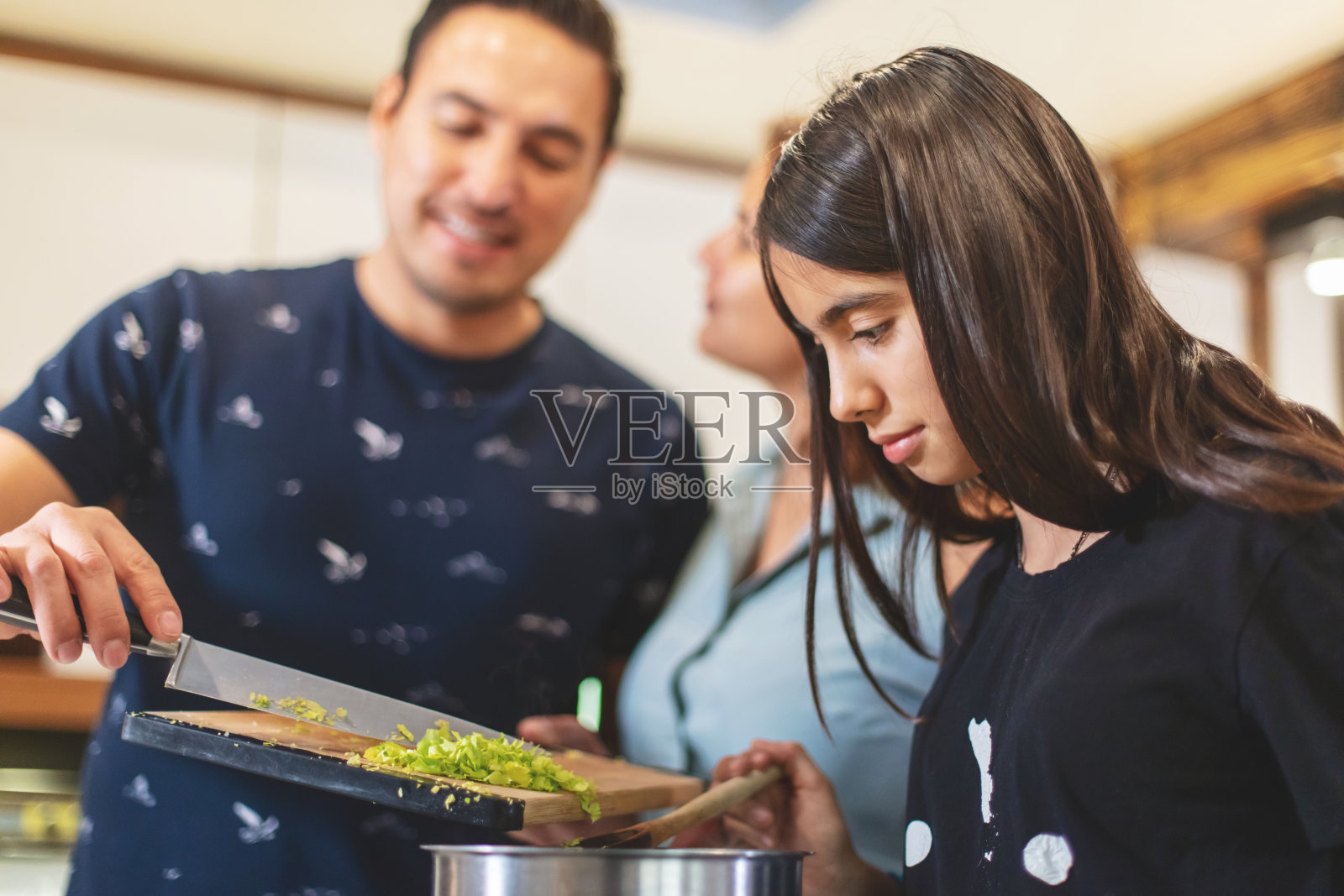 哥伦比亚美国父亲妻子和女儿在家庭厨房一起烹饪父亲节照片系列照片摄影图片
