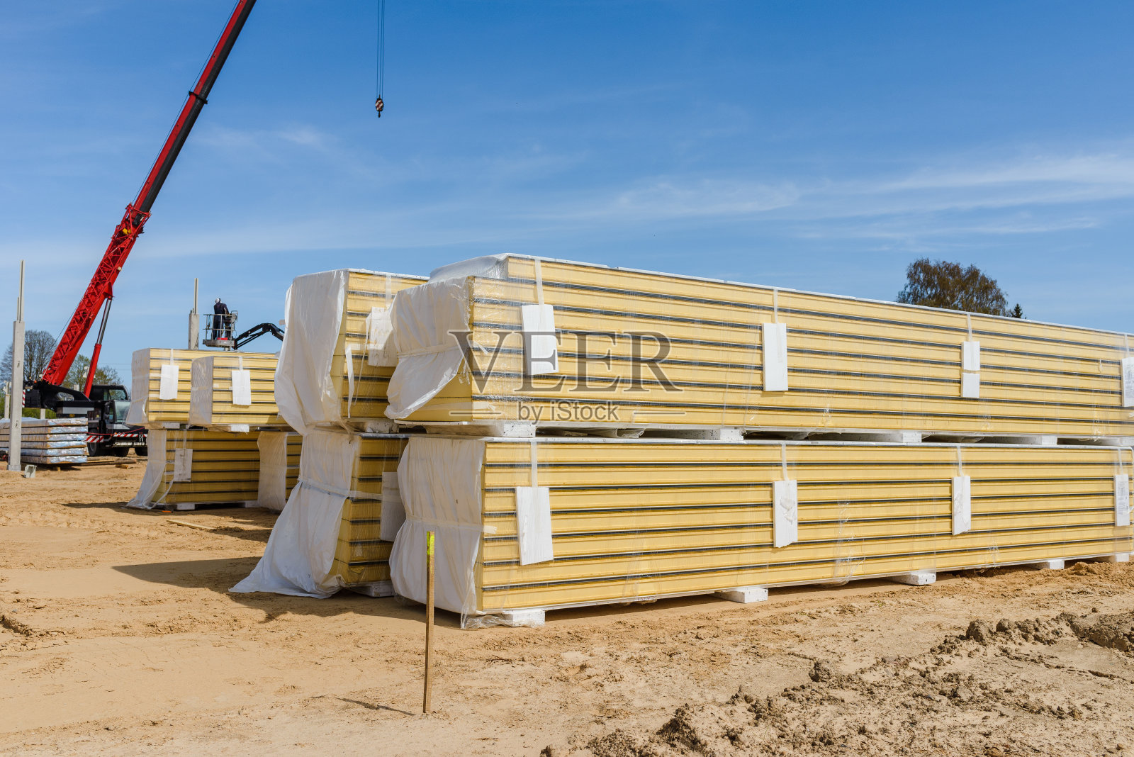 市区用起重机机械、建筑材料施工现场。照片摄影图片