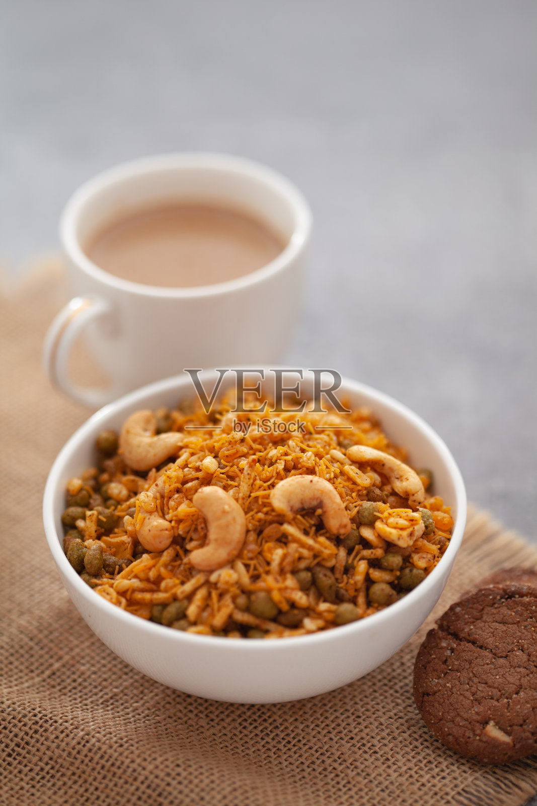 特写的脆脆的印度混合小吃，热茶或咖啡时间和手工饼干(饼干)。工作室拍摄角度下降。照片摄影图片