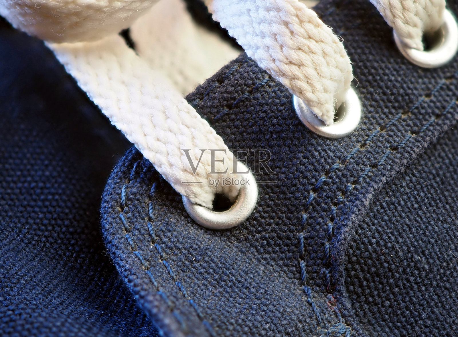 特写系在蓝色运动鞋。照片摄影图片