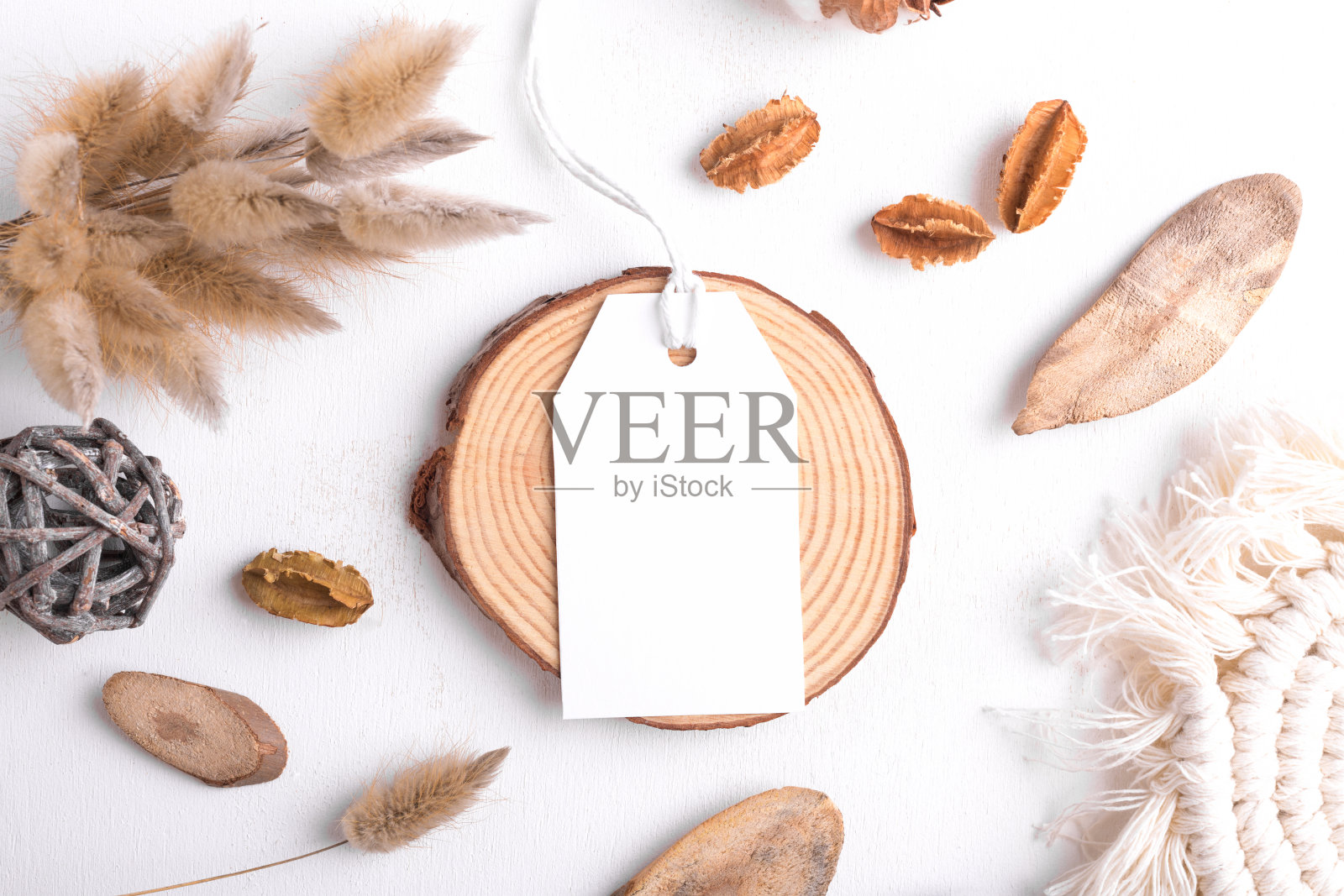 矩形白色标签模型在白色背景与棉线和波西米亚装饰，干燥的植物，包装元素照片摄影图片