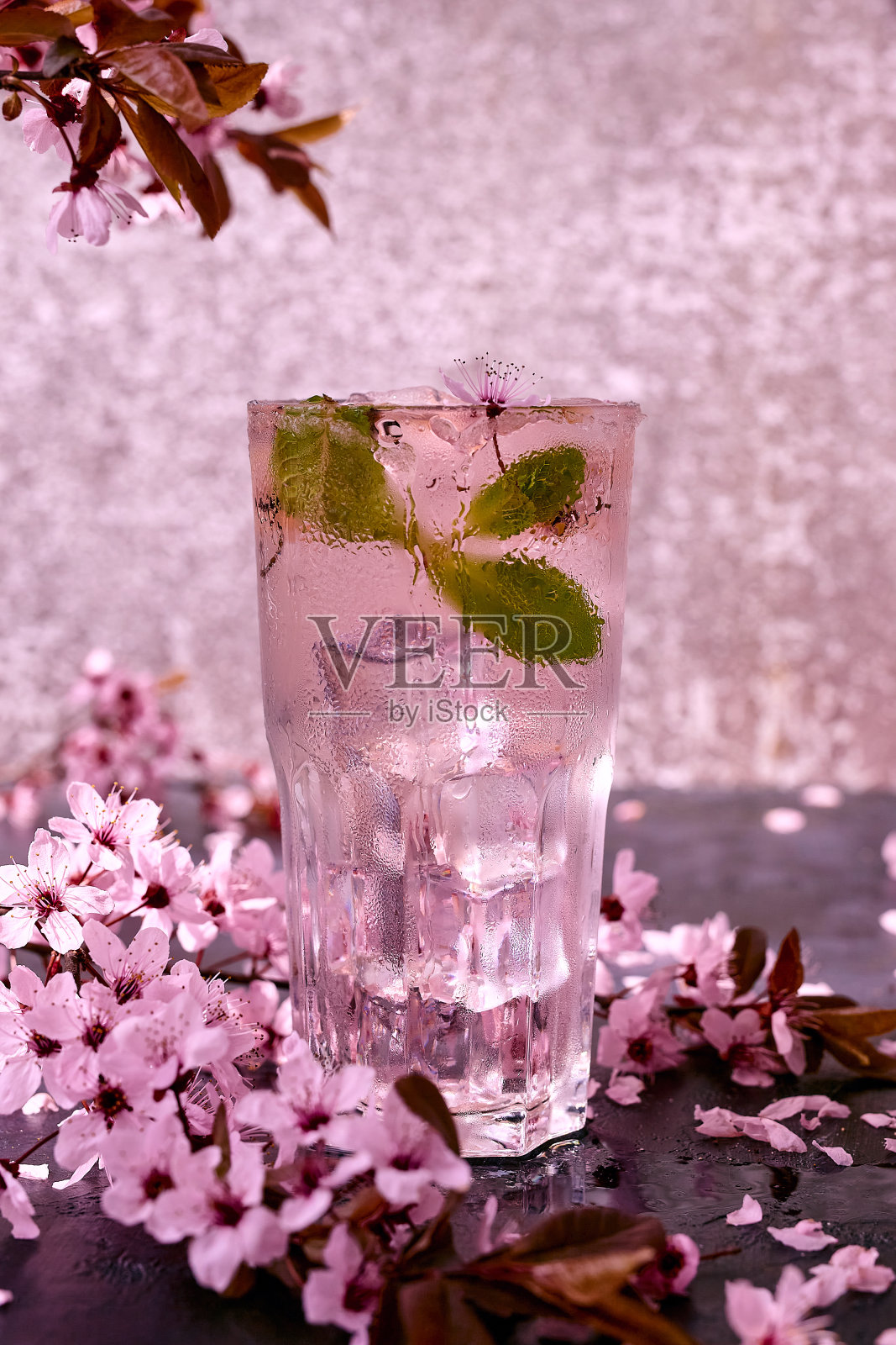 春天的鸡尾酒。加冰和薄荷的柠檬水。照片摄影图片