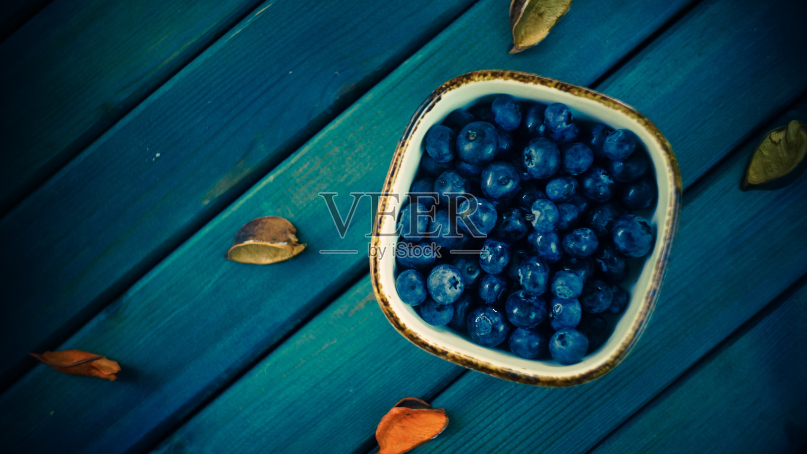 木桌上的新鲜有机蓝莓照片摄影图片