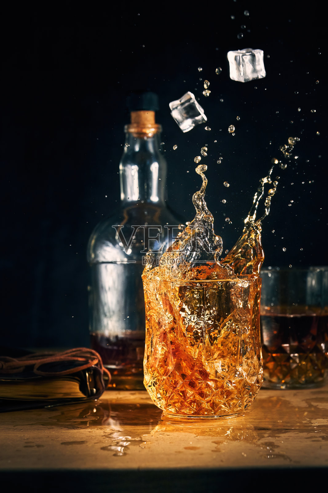 一杯干邑里有冰块照片摄影图片