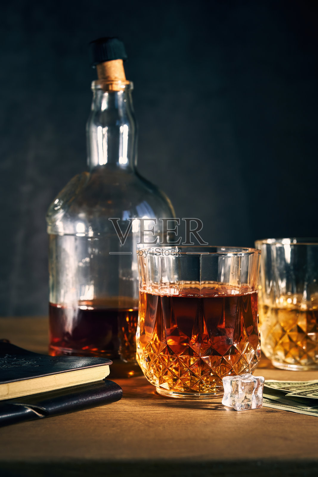 两杯威士忌和一瓶照片摄影图片