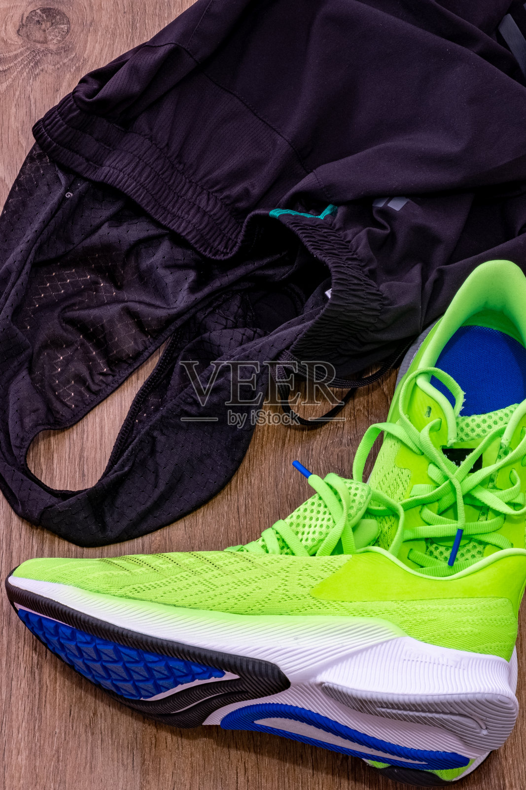 健身器材-训练服、跑鞋及心率计照片摄影图片