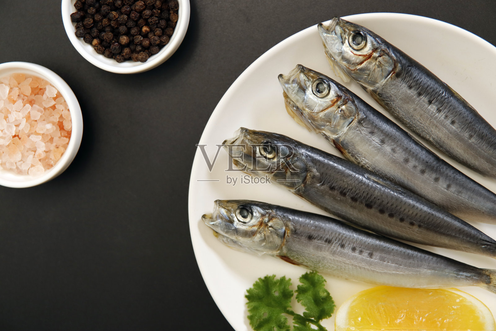 鱿鱼是餐桌上许多新鲜捕获的鱼的原料照片摄影图片