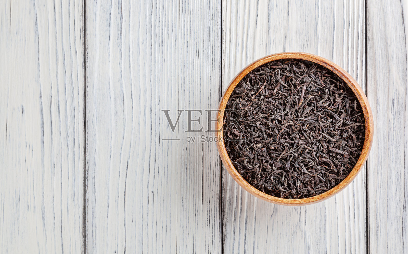 在白木底的木碗里晾干红茶照片摄影图片